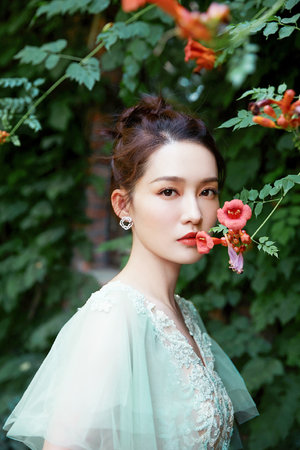 小雪把双腿打开给老杨看5